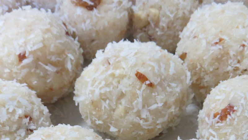 Narkel Naru or White Coconut Laddoos