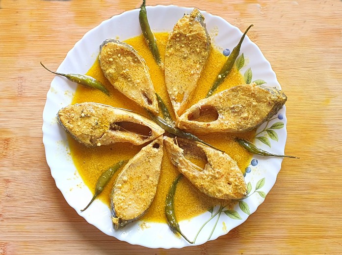 Steamed_or_baked_hilsa_mustard_curry_bhapa_ilish